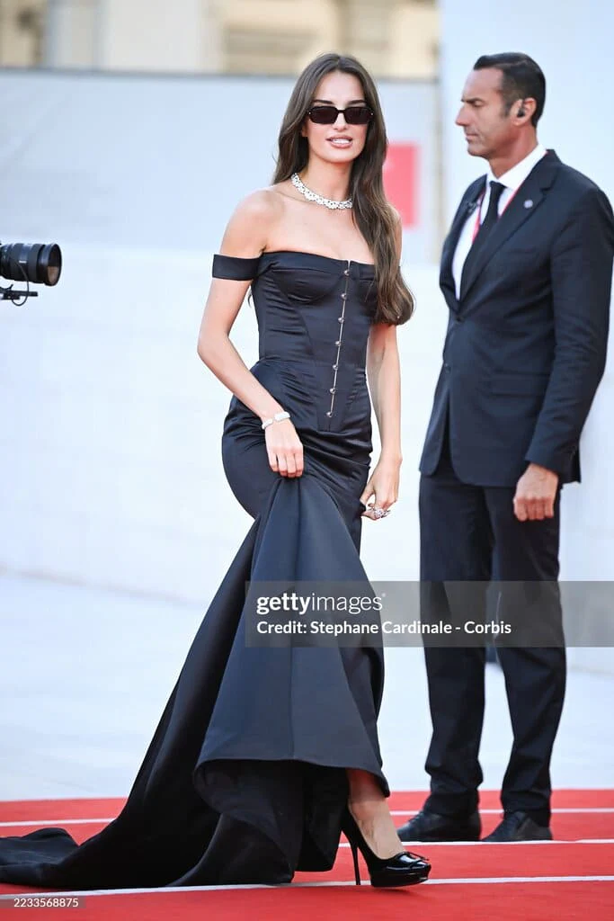 Black gala-worthy fitted couture gown - Image 2