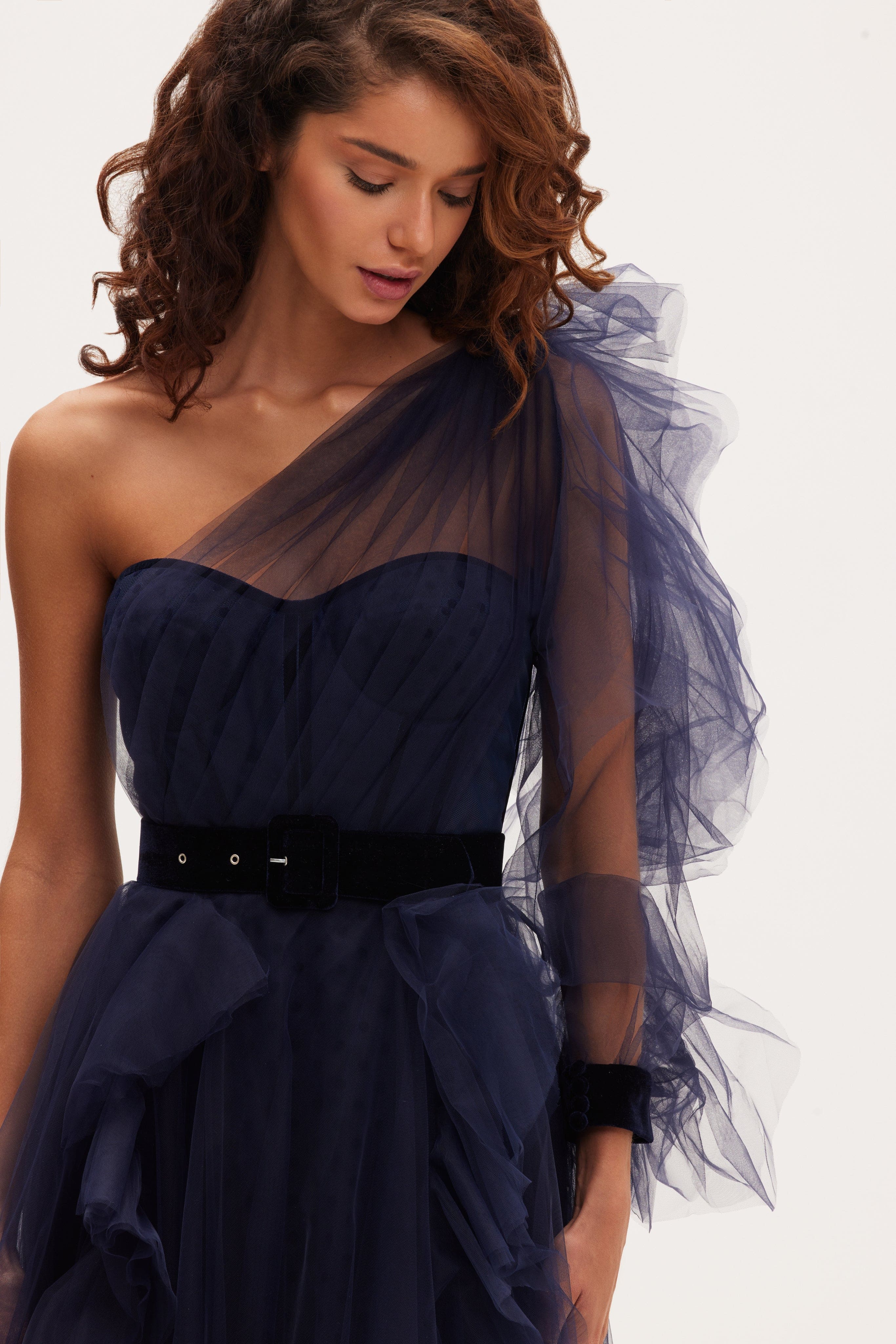 Royal Navy tulle gown with detachable sleeve - Image 5